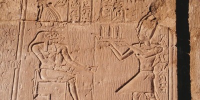 25 Kharga Kasr el Zayan pharaon faisant offrande    Amon    t  te de b  lier
